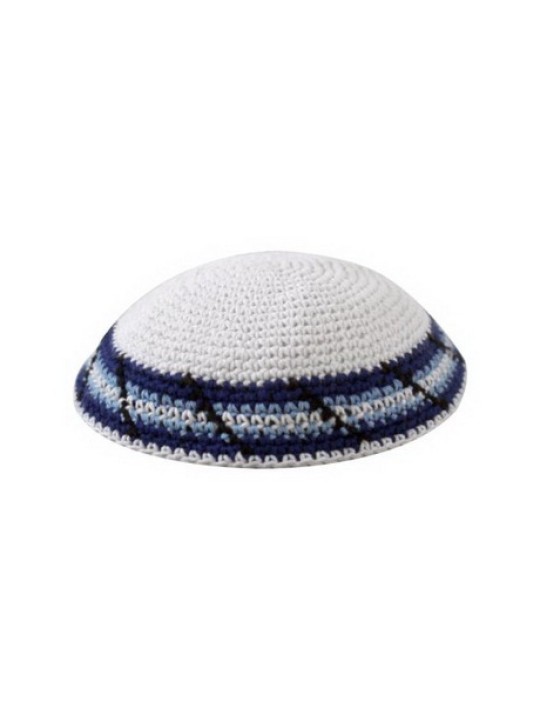 כיפה כותנה סרוגה לבנה עם כחול לבן ובל... | כיפה סרוגה